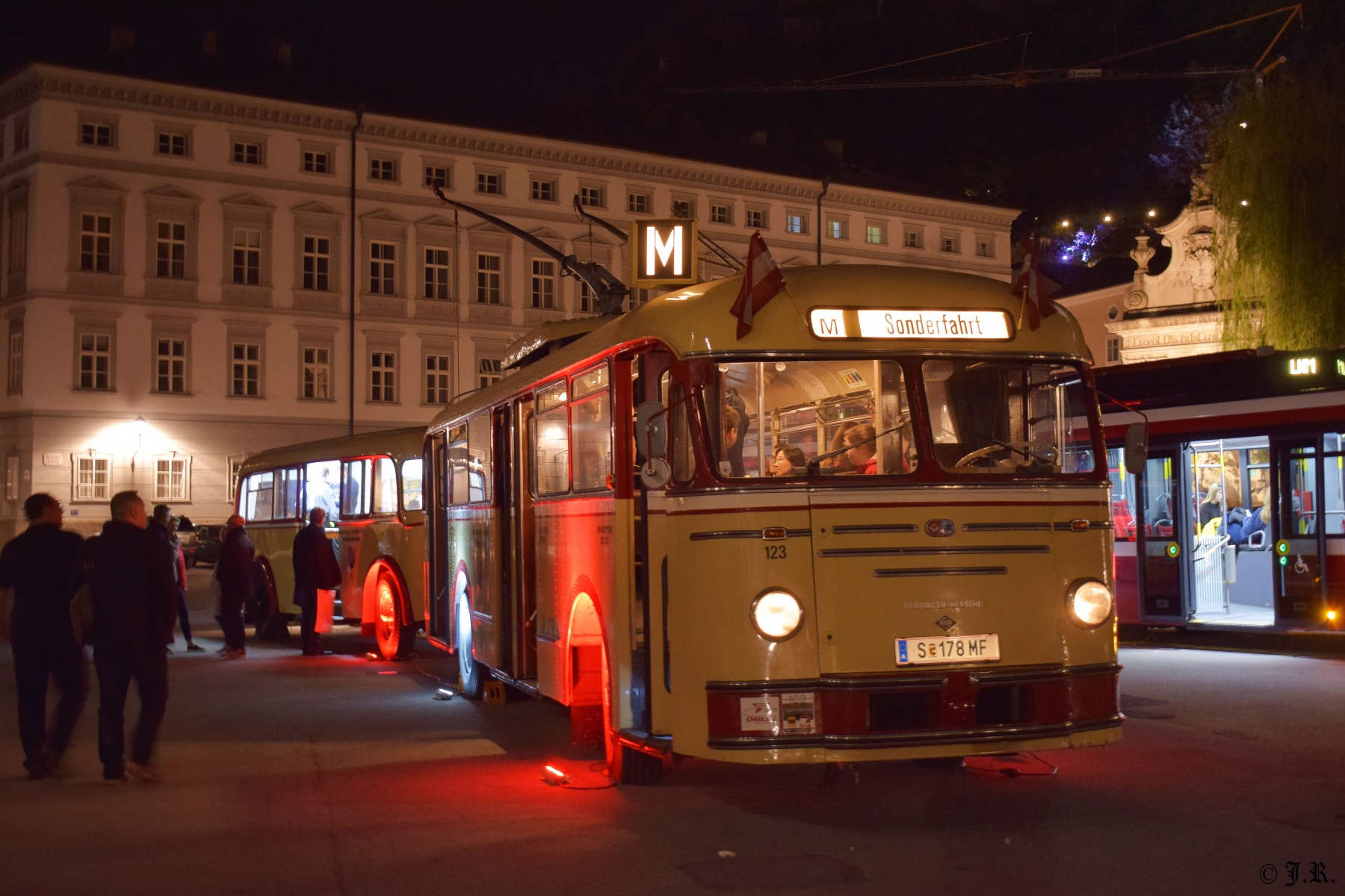 Obus 123 und Anhänger 31 bei der "Langen Nacht der Museen 2018" am Kapitelplatz. Foto: Jan Roider
